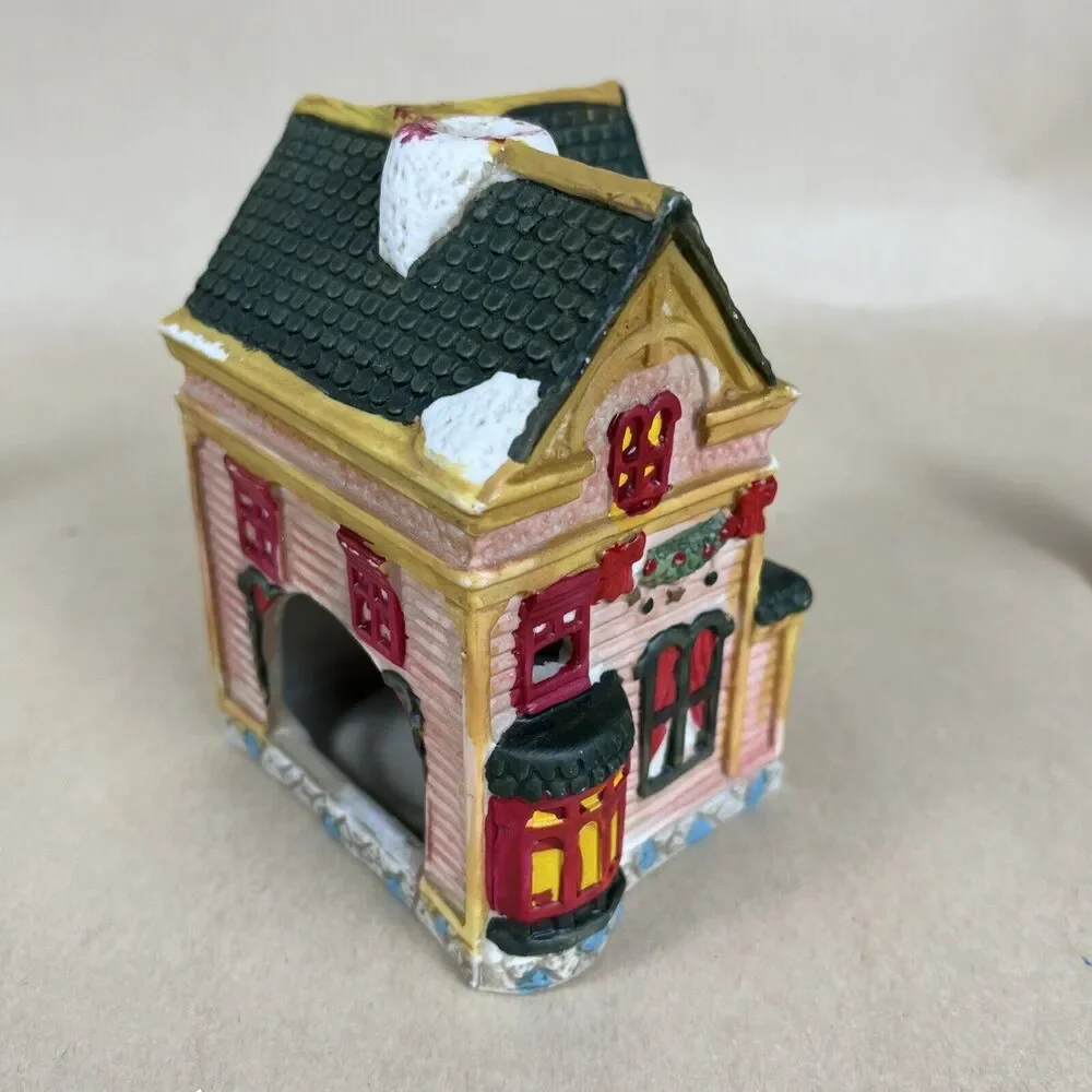 Christmas Victorian‎ Village Collectible “Clothiers Shop” And 2 Figurines